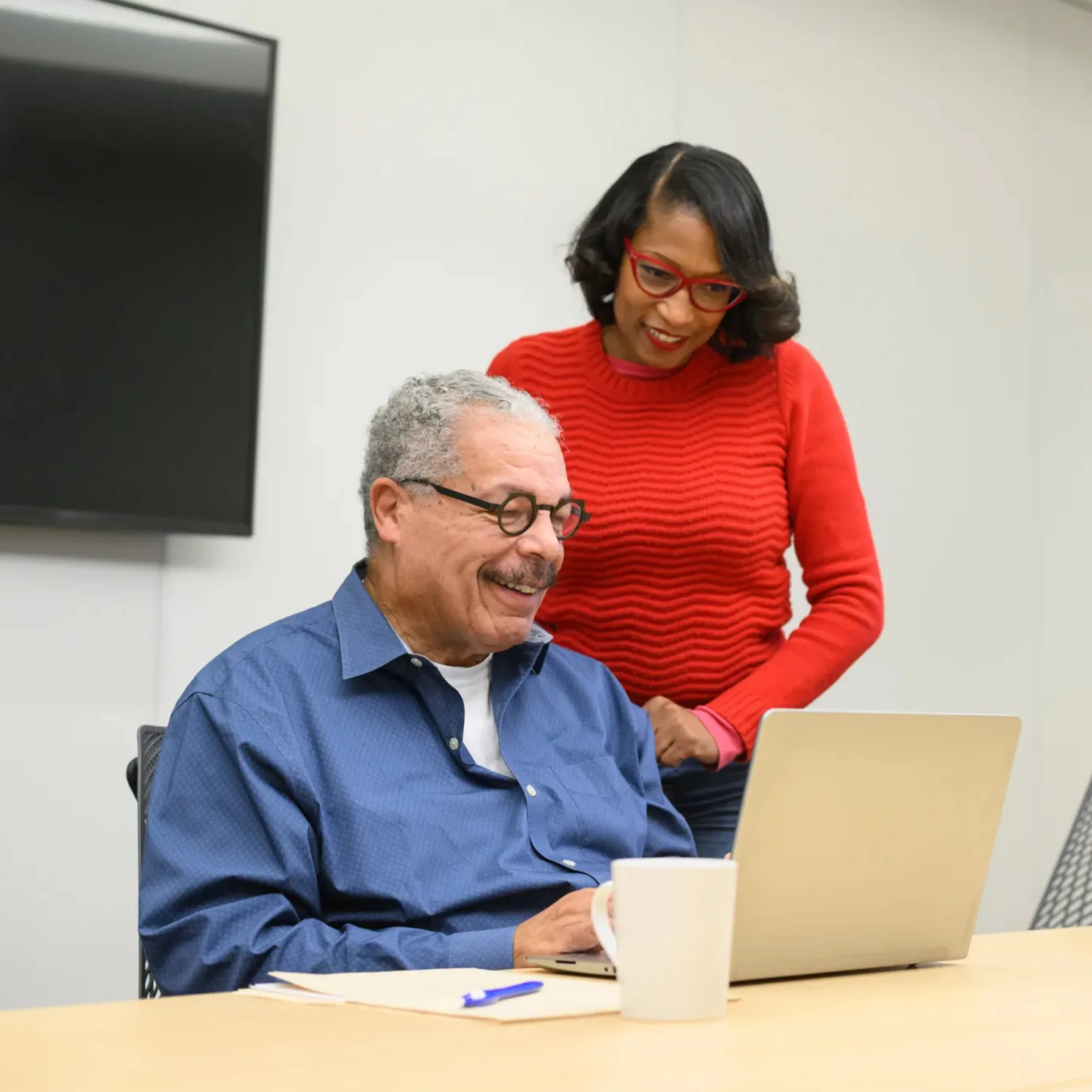 SCSEP job seeker receiving digital skills training and coaching from a Palmetto Goodwill mentor for paid job training.